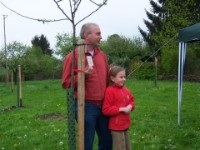 100 1206  OGV Jubiläumsobstwiese - Offizielle Einweihung am 18. April 2009  Anja und Roland Mausolf mit dem Familien-Baum
