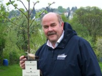 100 1210  OGV Jubiläumsobstwiese - Offizielle Einweihung am 18. April 2009 Thomas Maurer bei seinem und Simone Gottschalks Baum