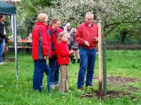409 123  OGV Jubiläumsobstwiese - Offizielle Einweihung am 18. April 2009 Familie Mausolf beim Beschriften ihres Paten-Apfelbaums